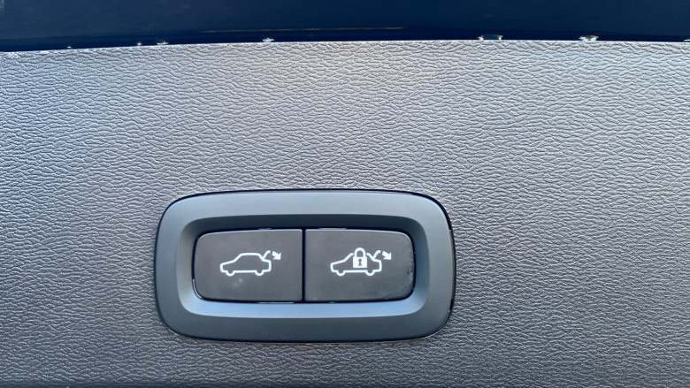 Volvo XC40 2.0 B4P Plus Black Edition 5dr Auto Petrol Estate